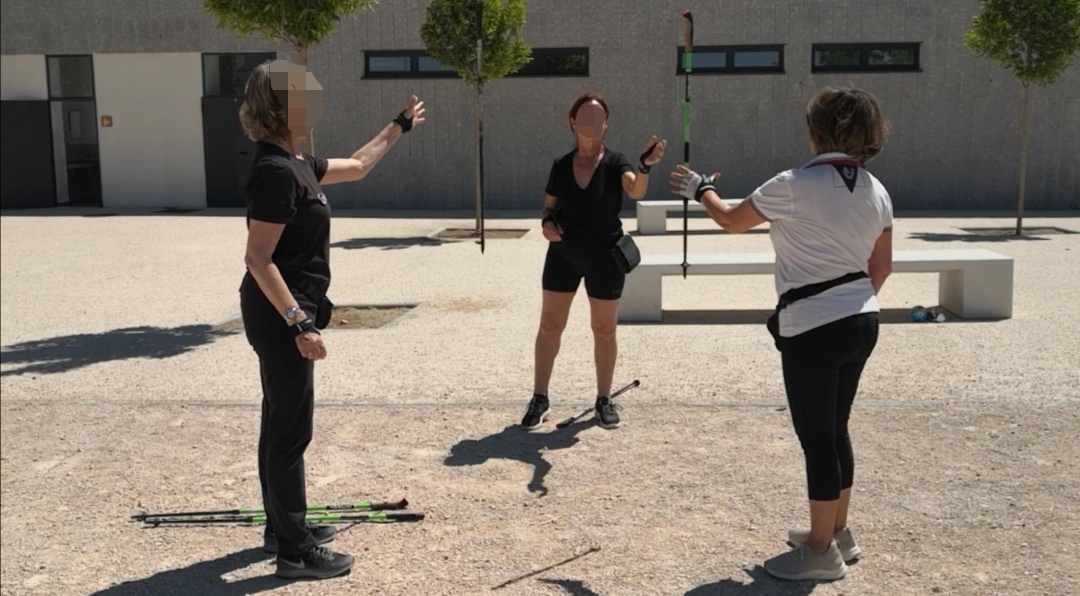 Ejercicio de juego con bastones en grupo