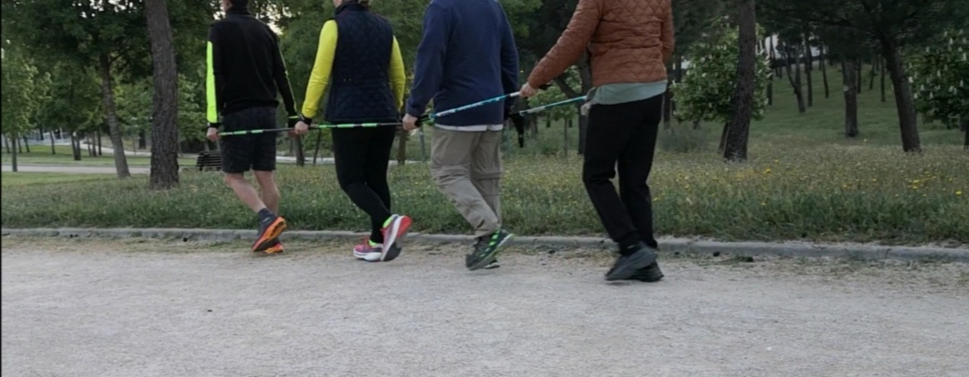 Grupo caminando con bastones en el parque