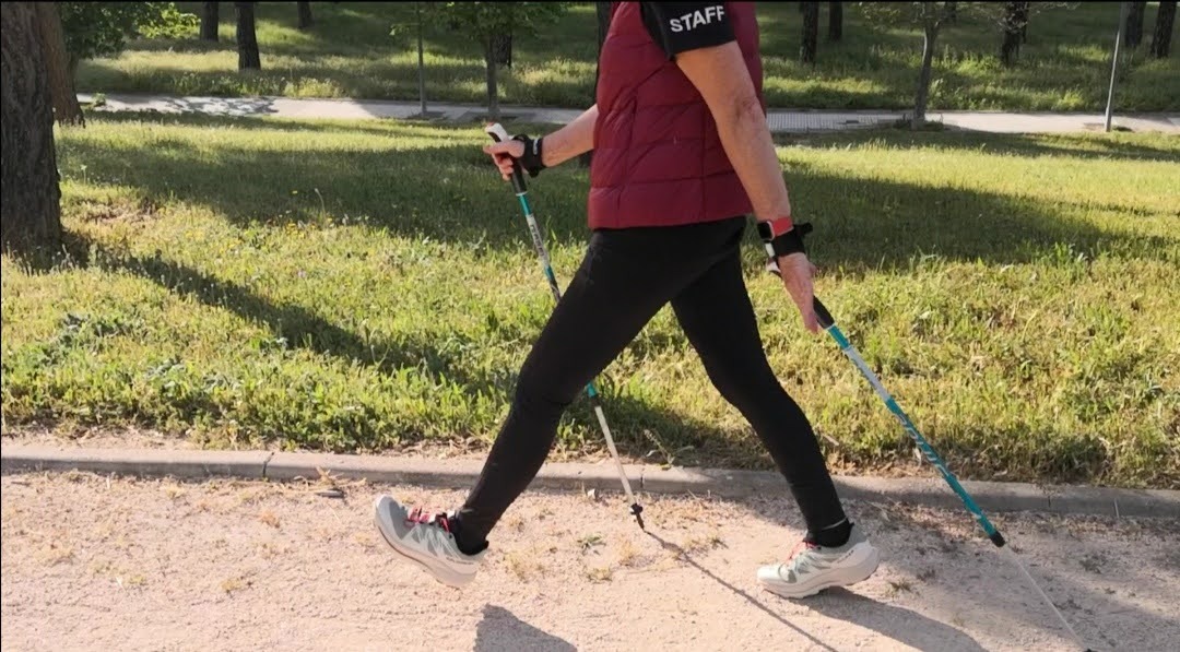 Técnica de marcha nórdica en el parque